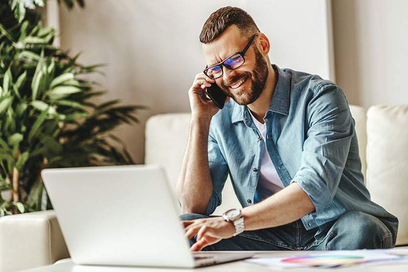  osoba rozmawiająca przez telefon i…